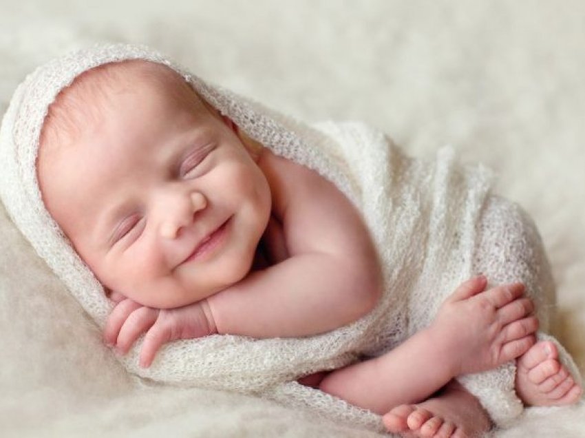 Buzëqesh beba në gjumë? Ja se çfarë do të thotë