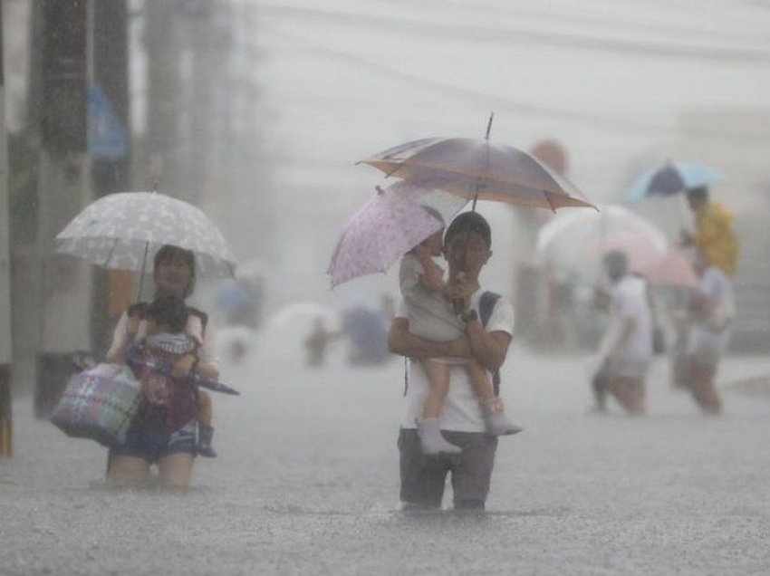 Në Japoni banorëve u kërkohet të evakuohen pas reshjeve të shiut