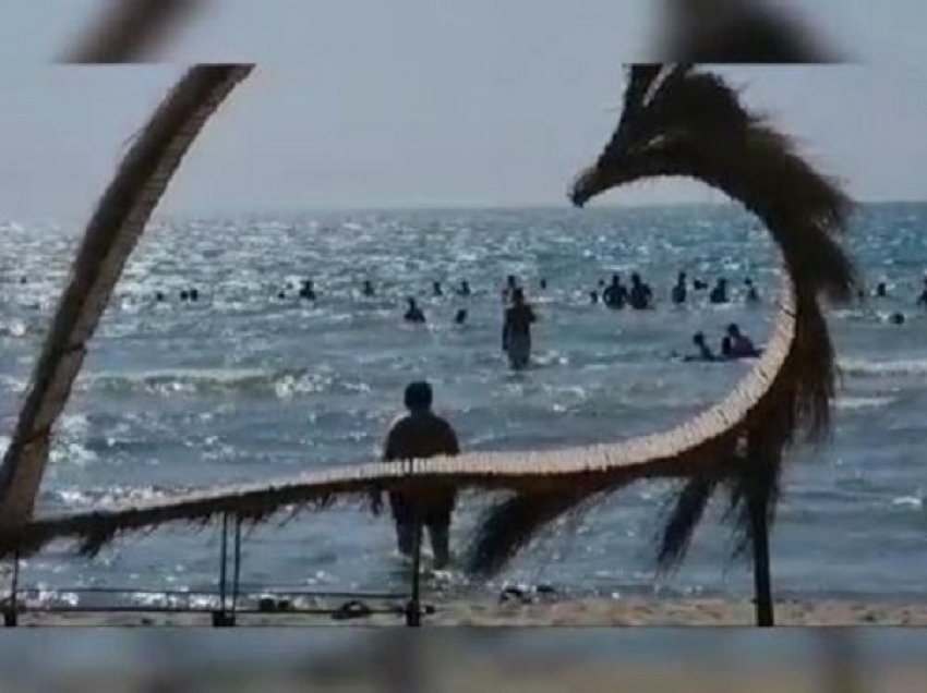 Të gjithë në plazh për fundjavë/ Dyndje pushuesish në bregdetin shqiptar