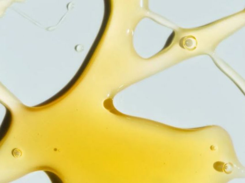 Trendi i ri i ngrënies së mjaltit të ngrirë, nutricionistët rekomandojnë të mos e provoni