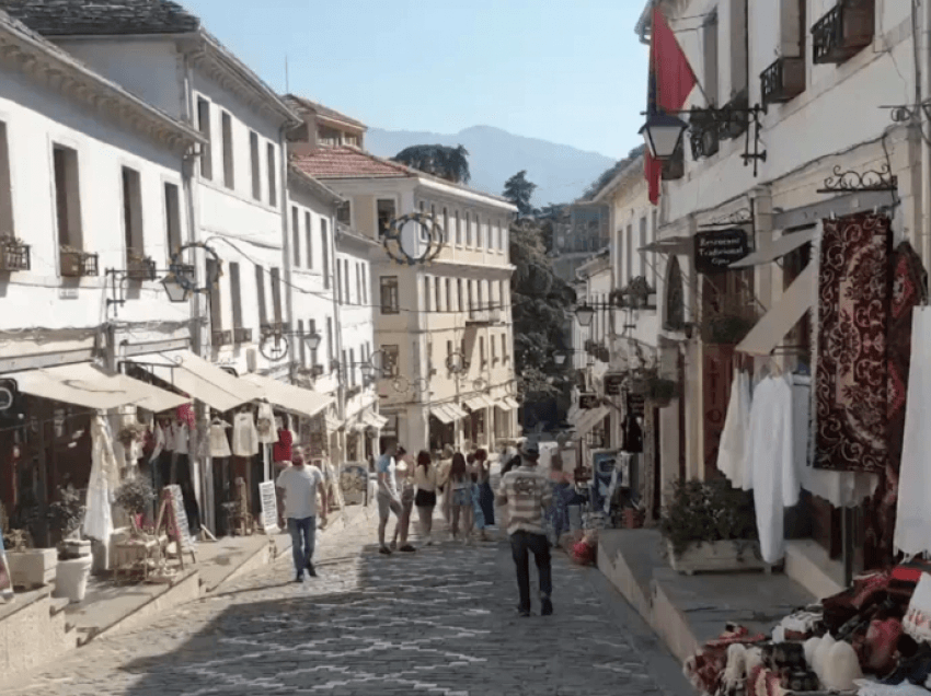 Mjeshtëritë që u rritën në pandemi, rikthehen kostumet shekullore shqiptare