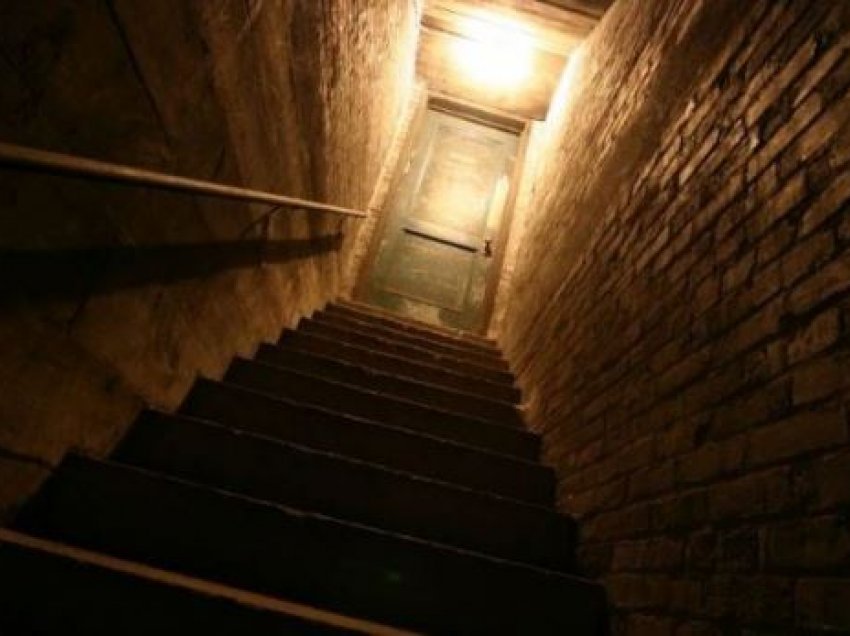 Tmerruese: Burri e mbyll për tre orë gruan në podrum