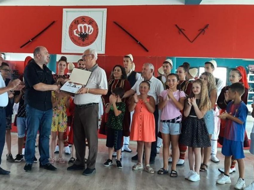 Presidenti i Unionit të Artistëve të Kombit Shqiptar Azgan Haklaj sjell Çmimin për Grupin fitues