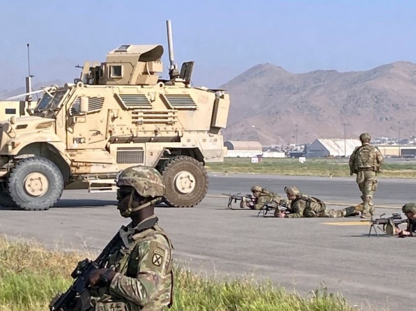 Rifillojnë fluturimet me të evakuuar në aeroportin e Kabulit