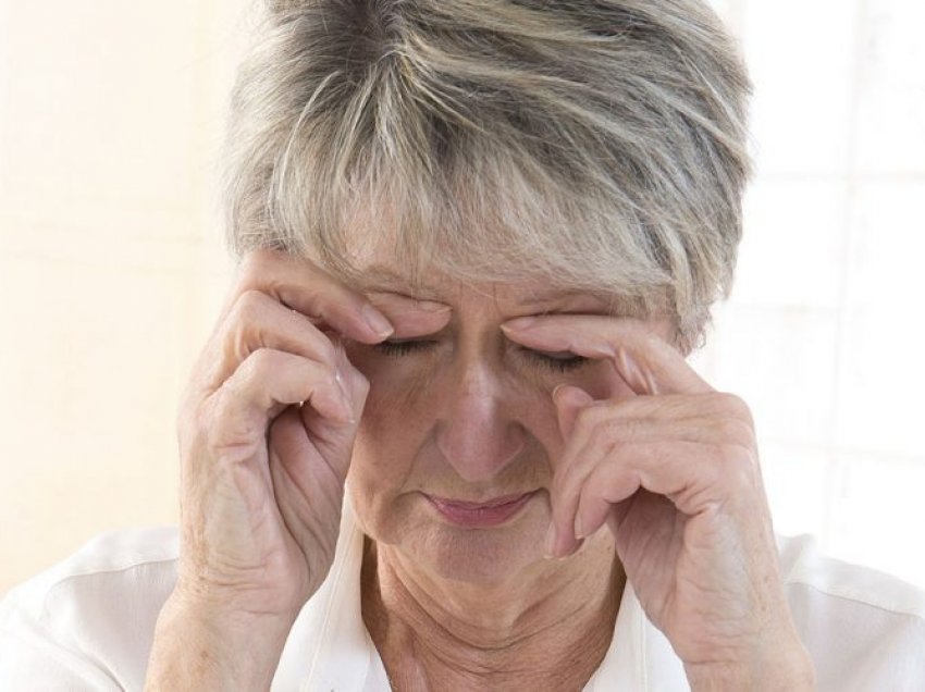 Trajtoni dhimbjet e syve me metoda natyrale në shtëpi
