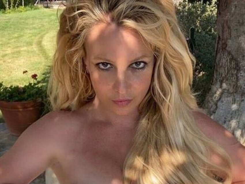 Britney Spears shpjegon arsyen pse poston shpesh foto topless
