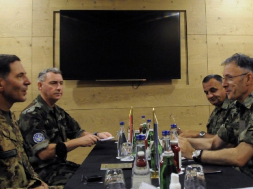 Komandanti i KFOR-it bisedoi me krye-shefin e shtabit të ushtrisë së Serbisë për situatën e sigurisë në Kosovë