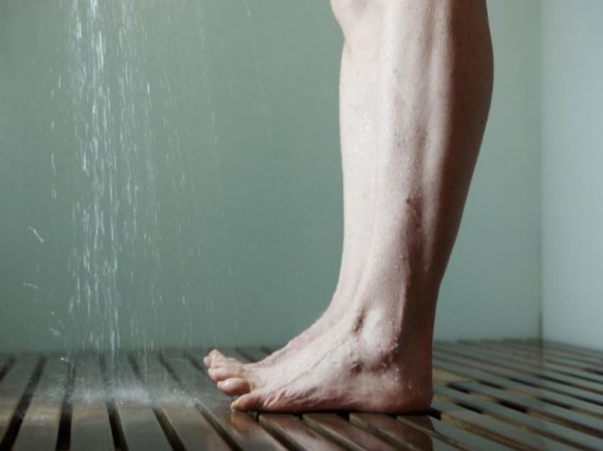 Një urolog i përgjigjet pyetjes: A ka problem nëse urinojmë në dush?