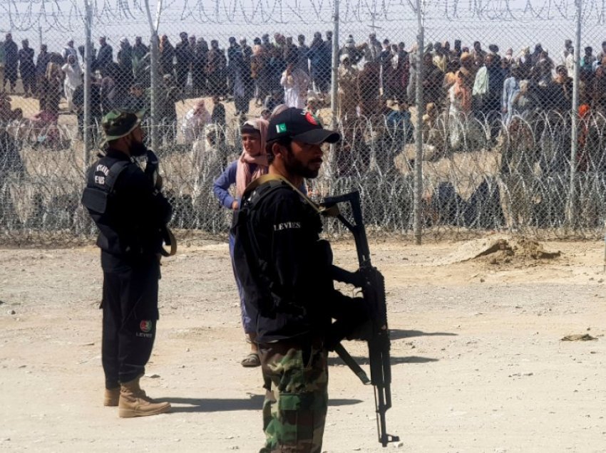 Pakistani blindon kufijtë, nuk pranon më refugjatë nga Afganistani