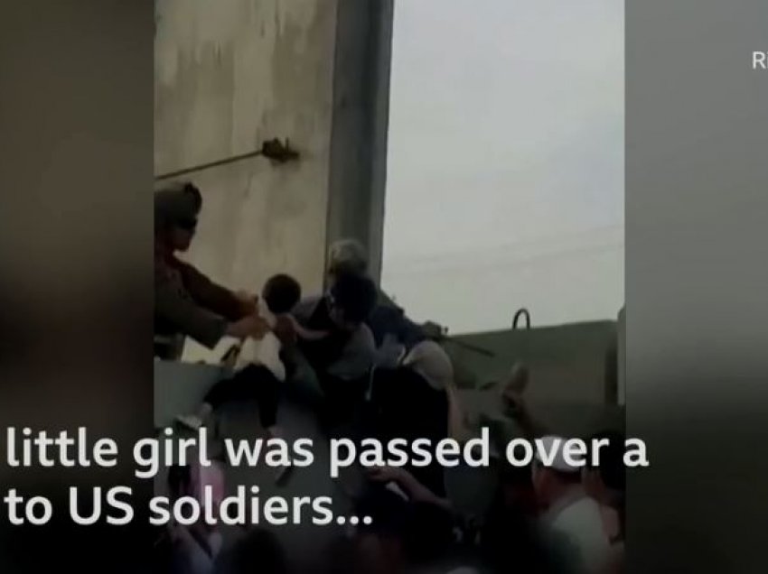 Pamje, ushtarit amerikan i jepet fëmija afgan për ta kaluar murin në aeroportin e Kabulit