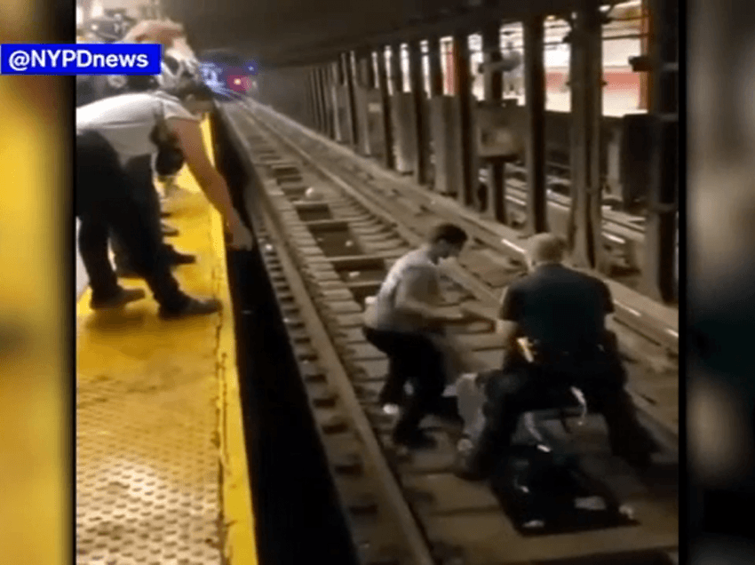 Pamje dramatike, polici hidhet në shinat e trenit për të shpëtuar një person
