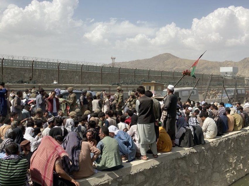 Vazhdojnë evakuimet, helikopterët amerikanë i sjellin qytetarët e Amerikës në aeroportin e Kabulit
