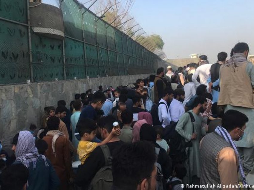 Frika nga atentatet rritet - Shkëmbim zjarri në aeroportin e Kabulit
