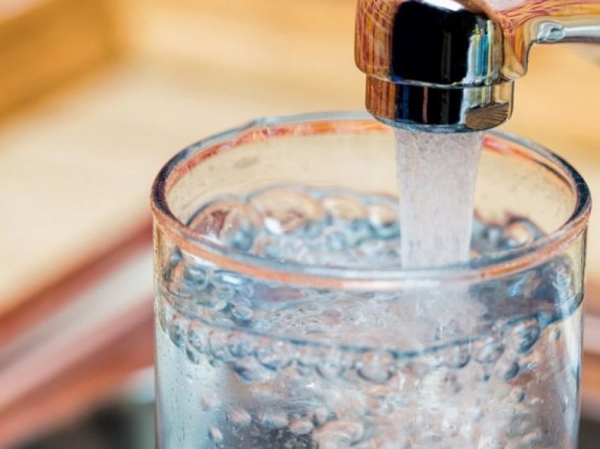 Si ta bindni veten që të pini më shumë ujë