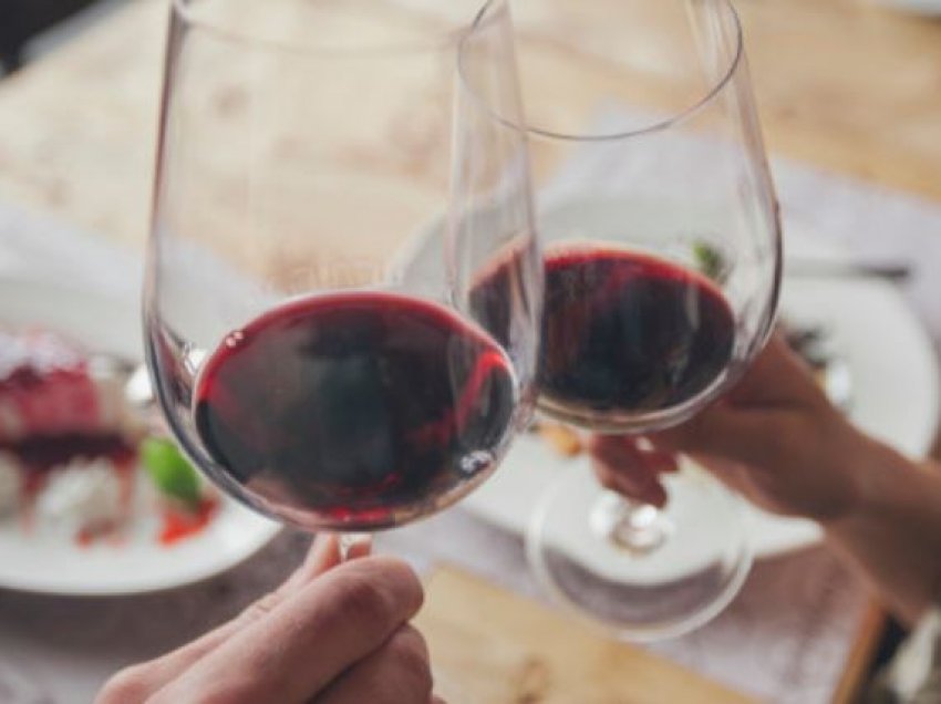 Nëse konsumoni verë të kuqe do të mbani larg këtë problem shëndetësor