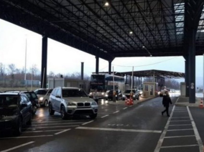 Për të dalë nga Kosova në Merdare më shumë se tri orë pritje 