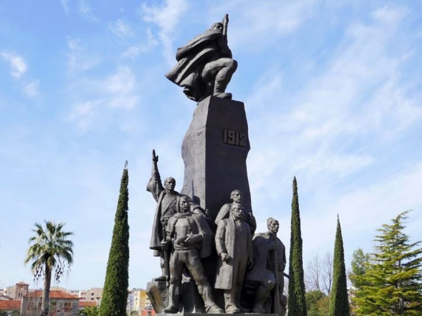 Sheshi i flamurit në Vlorë pa identitet, historianët dhe banorët: Projekti humb vlerën e monumenteve