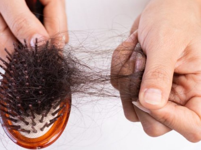 Këto janë gabimet e përditshme që ndikojnë në rënien e flokëve