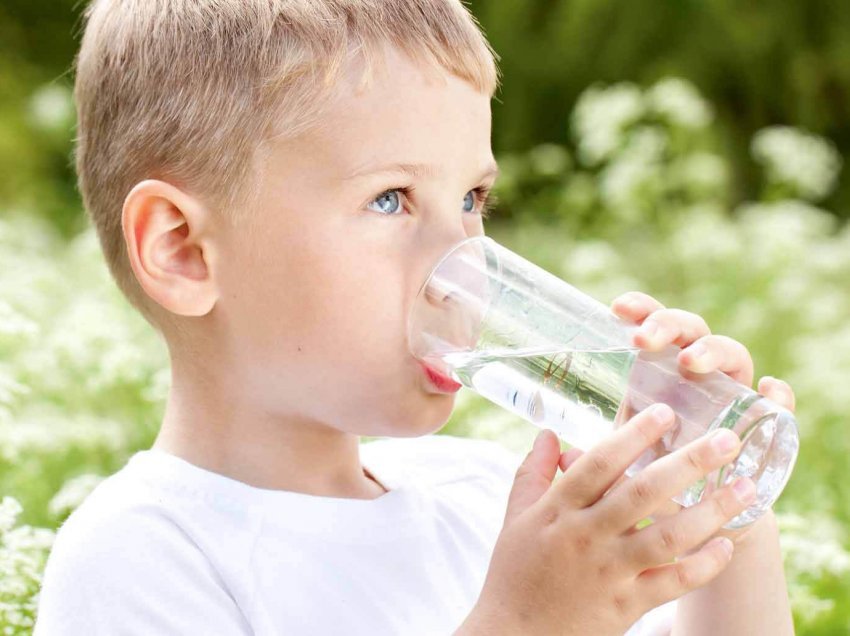 Kur fëmija nuk pi ujë, çfarë mund të ndodhë me të?