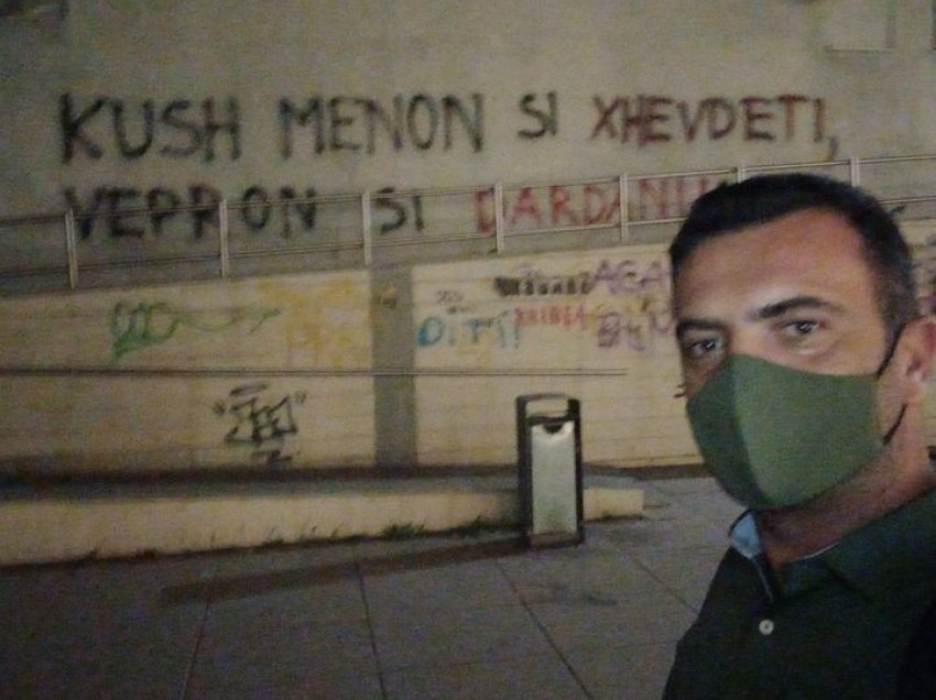 Pozhari fotografohet para grafiteve që u shkruan kundër tij, ka një mesazh për autorët 