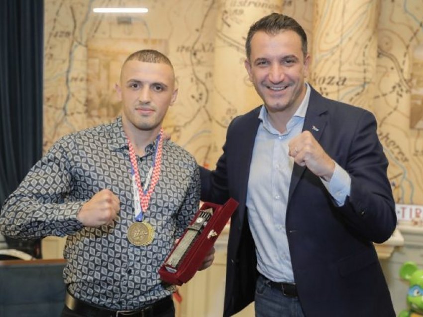 Veliaj i dorëzon Kullën e Sahatit boksierit Alban Beqiri: Shumë krenar për klubin e Tiranës