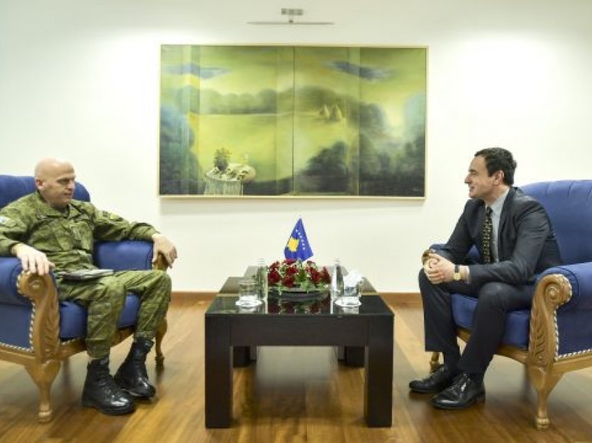 Kryeministri Albin Kurti e pret në zyrë komandantin e ri të FSK-së, Bashkim Jasharin