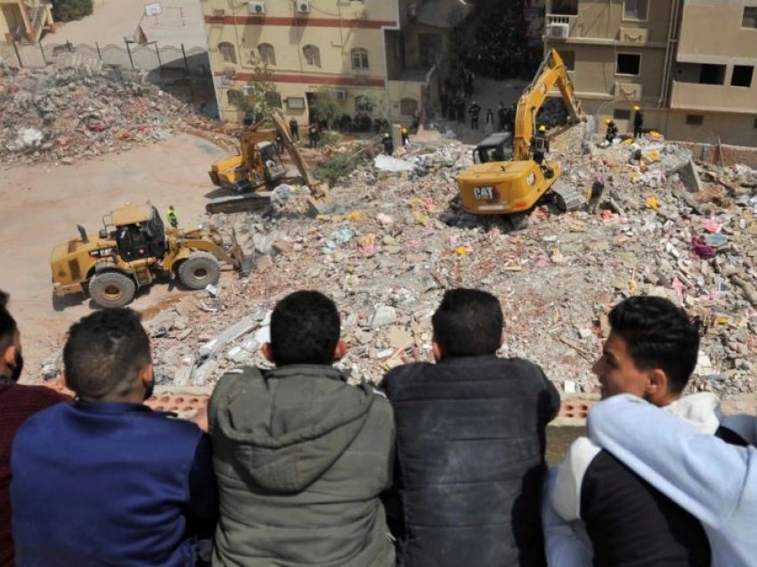 Vdesin tre fëmijë pas shembjes së një ndërtese në Egjipt