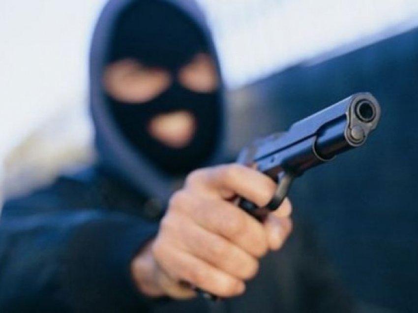 Tentim grabitjeje me armë në Vushtrri, shitësja nuk i bindet, ja çfarë bëri që pastaj grabitësi të ikë