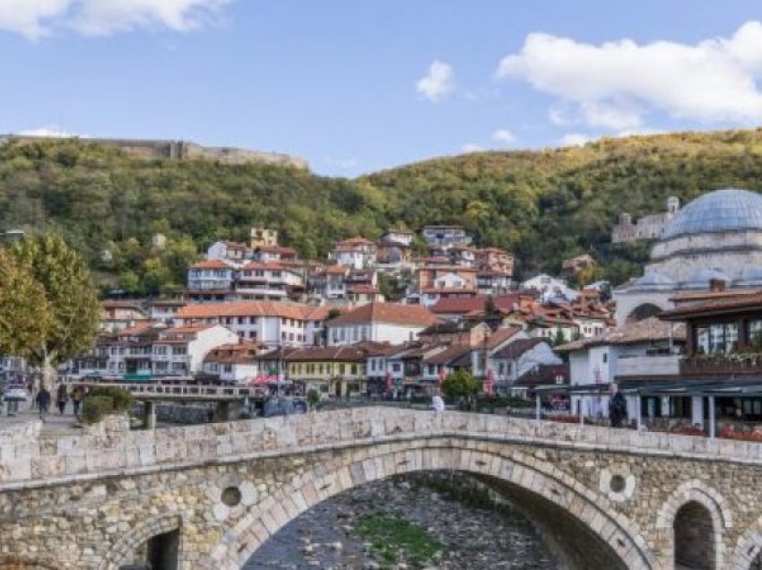 Veturë e braktisur në Prizren: Brenda kishte kallash, karikator e fishek