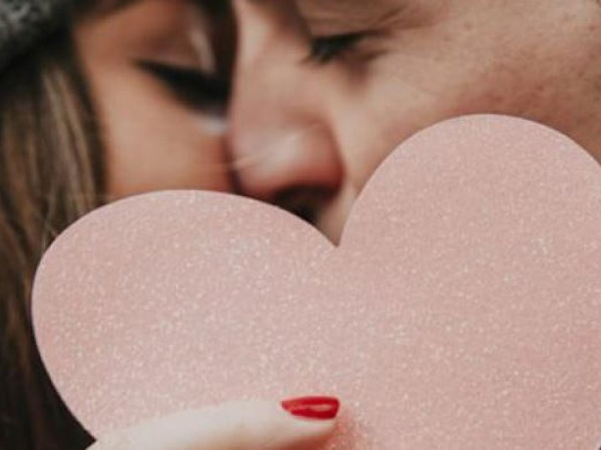 3 gabimet që nuk duhet t’i bëni kur puthni dikë