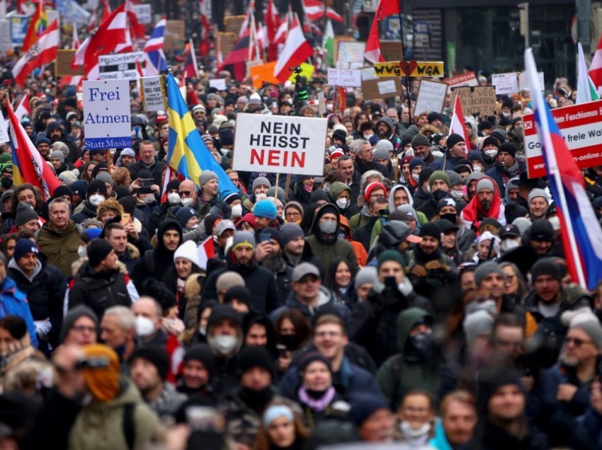 Mijëra njerëz protestojnë kundër vaksinimit të detyrueshëm në Austri