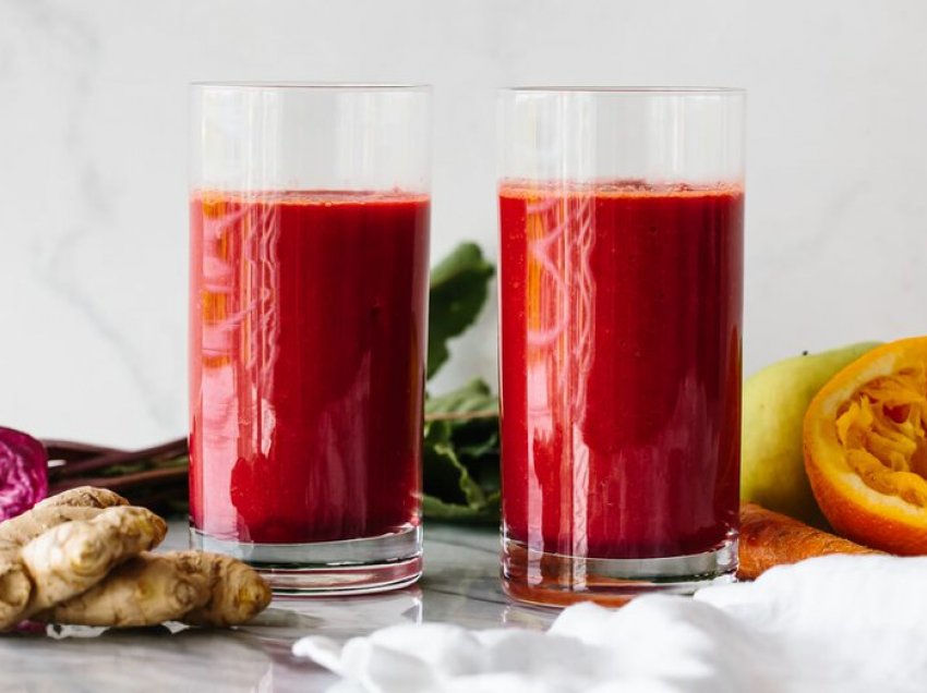 6 lëngje frutash dhe perimesh që duhet t’i pini kur jeni sëmurë