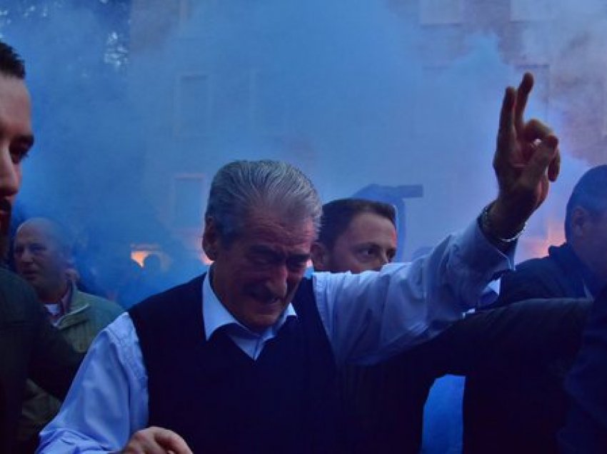 Sali Berisha thërret protestë ditën që në Tiranë mbërrin Aleksandër Vuçiç
