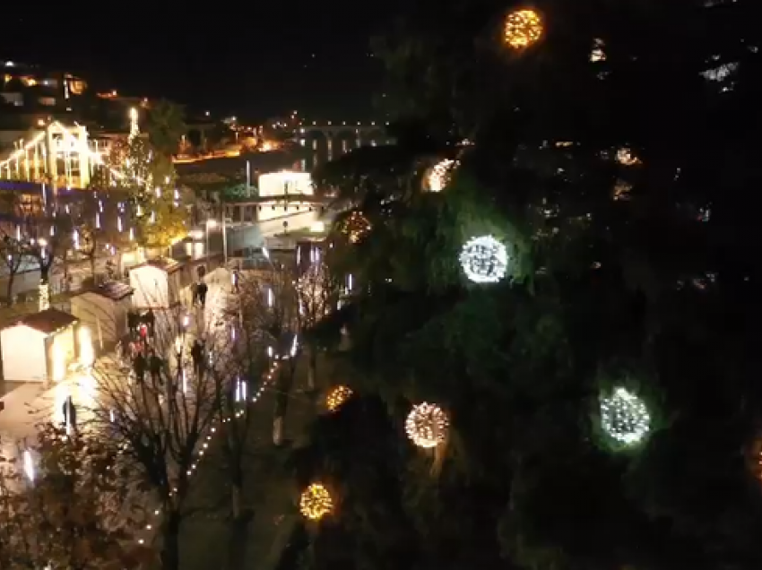 Berati ndez dritat e festave të fundvitit, transformohet qyteti antik