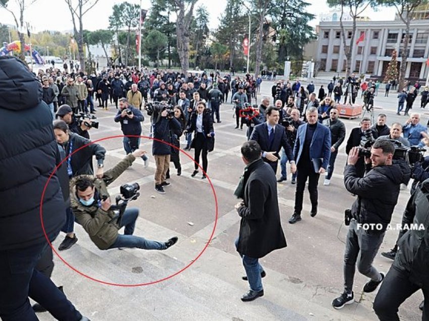 Momenti që nuk u pa/ Gazetari rrëzohet tek shkallët e Pallatit të Kongreseve, shihni çka bën Basha 