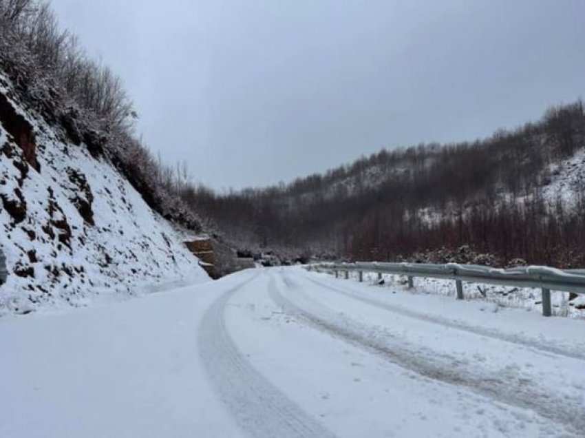 Rruga Shtyllë-Panarit e bllokuar nga bora, banorët kërkojnë hapjen e rrugës për tu furnizuar me rezerva ushqimore