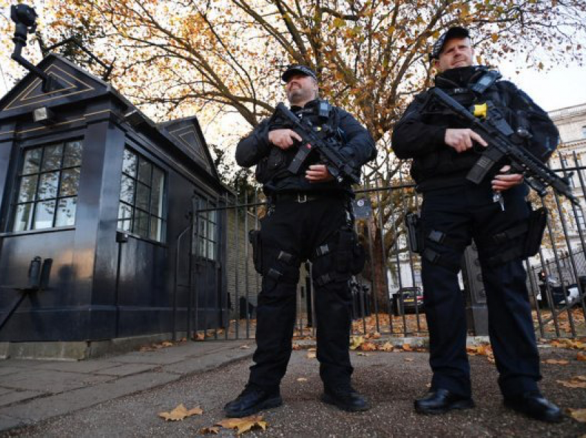 Sulmohet ambasada e Bjellorusisë në Londër, lëndohet rëndë diplomati