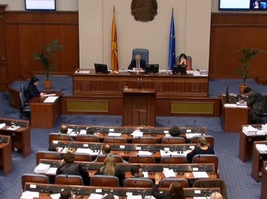 Dita e diel shpallet ditë jo pune, me 62 vota “për” deputetët në Maqedoni miratojnë ndryshimet ligjore
