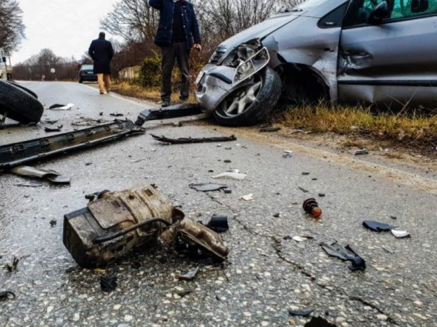 Dy të lënduar në një aksident në afërsi të Fushë Kosovës, dërgohen në QKUK