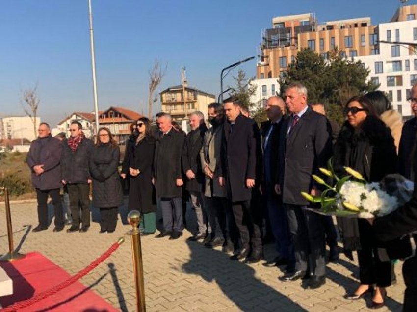 Në 32 vjetorin e partisë, Lumir Abdixhiku bën homazhe tek varri i Presidentit Rugova