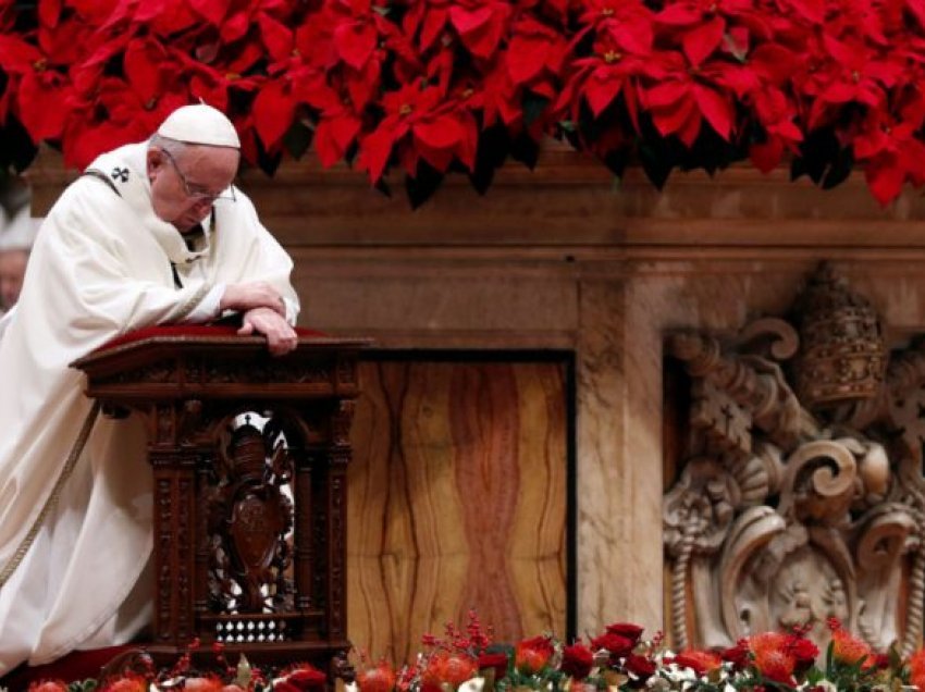 Mesazhi i Krishtlindjeve, Papa Françesku: Vështroni përtej shkëlqimit të dritave, kujtoni të varfërit