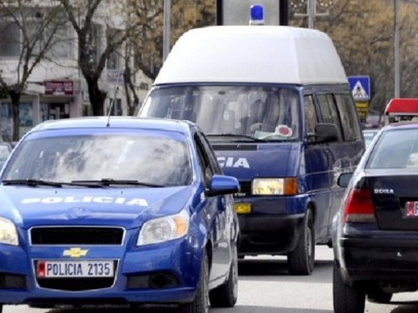U kap me dy kallashnikovë dhe municione në banesë, arrestohet i moshuari në Tiranë