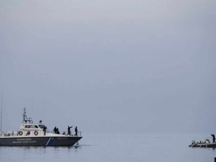 Anija pëson defekt në det të hapur, pas 9 orësh policia shpëton tre personat që ndodheshin në bord
