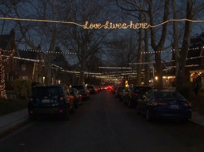 Për ta mbështetur fqinjën me depresion, fqinji i zgjat dritat e Krishtlindjes deri te shtëpia e saj