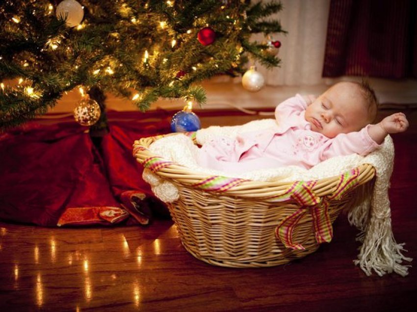 Mama mbani shënime, bëjeni të paharrueshme Krishtlindjen e parë të bebes me këto 5 këshilla