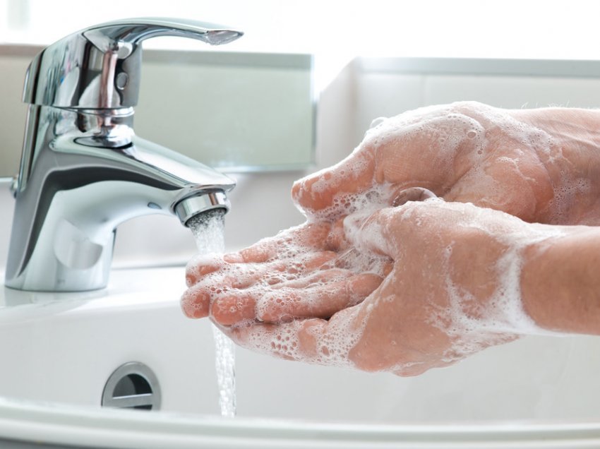 Ekspertët shpjegojnë: Gabimet më të zakonshme që bëni kur lani duart 