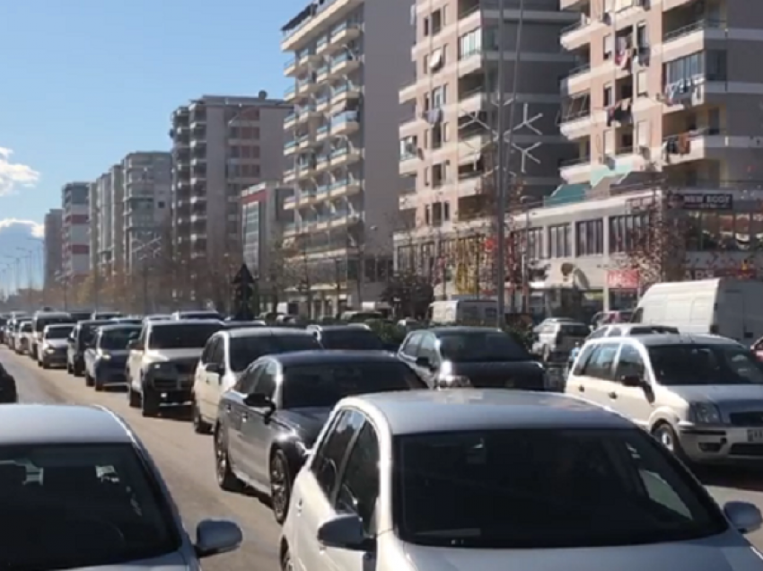 Për festa në familje/ Trafik i rënduar në Vlorë, forca të shtuara policie në terren