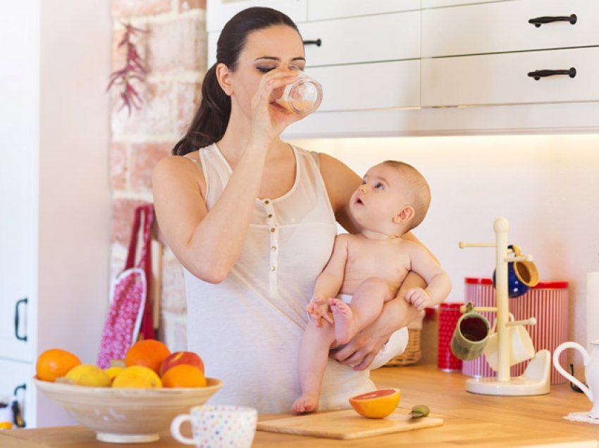 Dieta ushqyese për nënat pas lindjes së fëmijës, ja çfarë është e rëndësishme të merrni