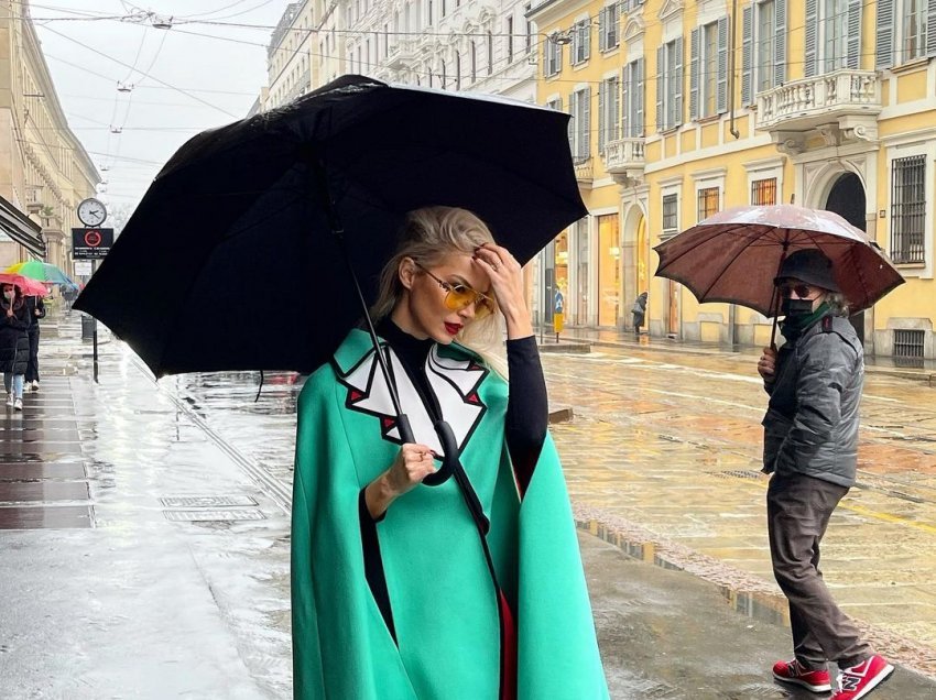 Marina publikon foto nga Milano, ndjekësit kapin detajin interesant