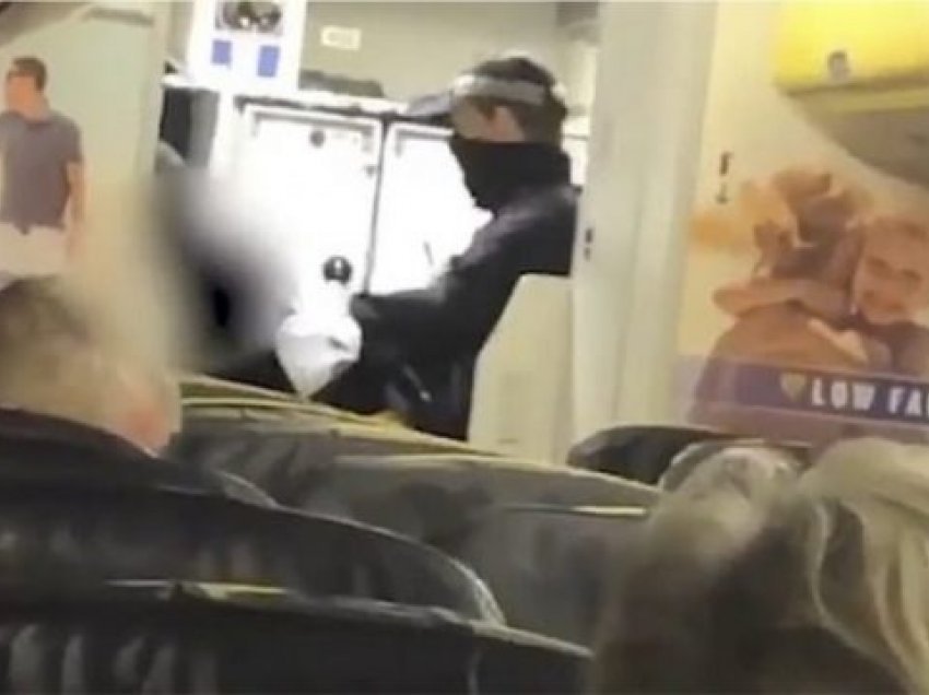 24-vjeçari shkakton kaos në bordin e avionit pasi refuzoi ta barte maskën